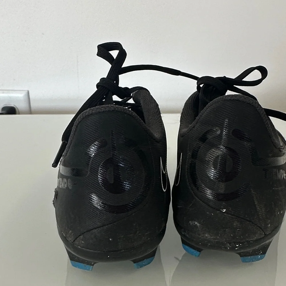 Nike Kids Black Athletic tempo cleats 5